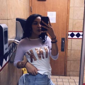 Meet your Posher, Yaniris